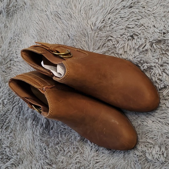 Clarks Shoes - 🆕️ Clark's Leather Shoes Size 9